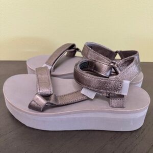 teva platform universal leather metallic silver NIB sandals